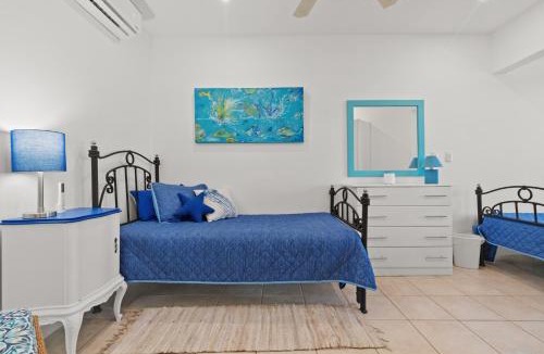 Coco Sunset Hills House | Sunshine Escape with a Rooftop Patio