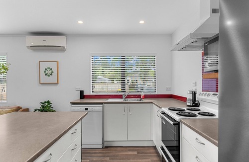 Matakana House | The Artisans Rest - Matakana Village Holiday Home