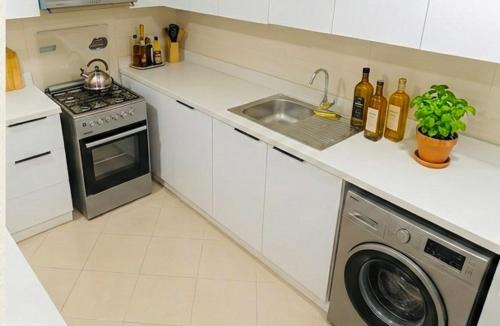 Sharjah Apartment | The Borderline Suite - Modern Sky View at Dubai-Sharjah Border