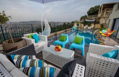 Kfar Vradim Cabin | The Fifties suites
