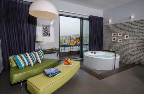 Kfar Vradim Cabin | The Fifties suites