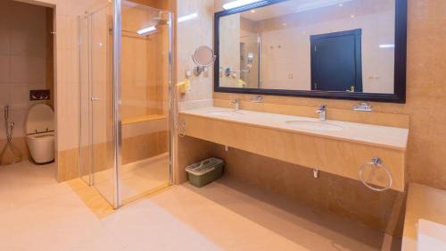 Al Hamra Village Apartment | The Grand Hamra Stay by Hala Holiday Homes
