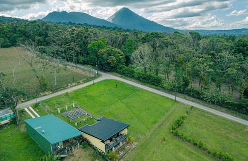 Penas Blancas House | The Honeybee House: Spacious 2BR Jungle Home