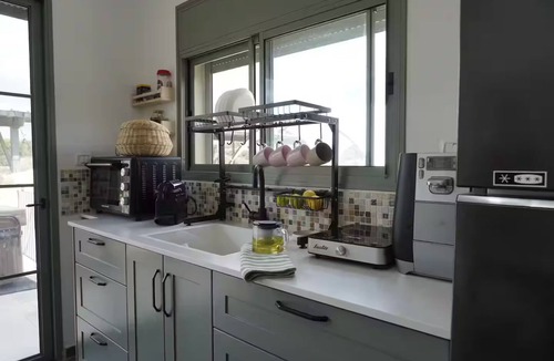 Kefar Uriyya Bed & Breakfast | The Organic Courtyard in Kefar Uriya a vacation suite with AC, pool and jacuzi