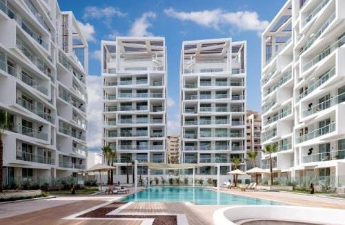 Eilat Apartment | The pearl 42 של רשת Stay - סוויטה עם מרפסת ונוף לבריכה באילת