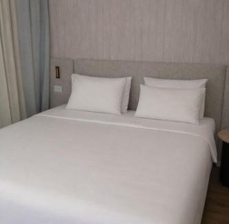Eilat Apartment | The pearl 42 של רשת Stay - סוויטה עם מרפסת ונוף לבריכה באילת