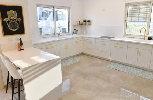 Qiryat Shemona House | The White House