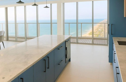 Netanya Apartment | 🏖️ "The Yacht" on Nitza Street – A Luxury Penthouse Facing the Sea Located on the prestigious Nitza Street, this breathtaking penthouse feels like your very own private yacht. With an open, panoramic view of the sea, it offers a true sense
