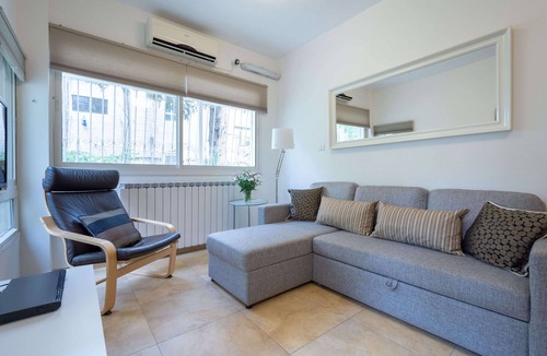 Emek Refaim Apartment | This ground floor one bedroom Apt is a perfect rental with just a few stairs