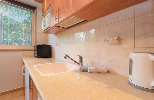 Emek Refaim Apartment | This one bedroom suite is ideal for single or double occupancy