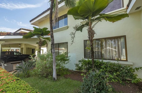 Coco House | Three Bedroom Sunny Townhome