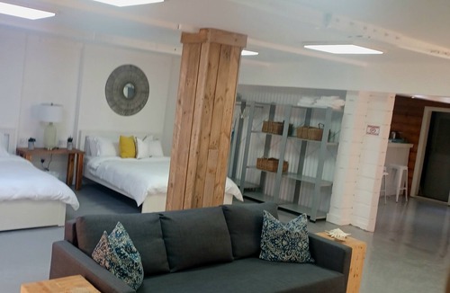 Al Jazirat Al Hamra Cottage | Tiny home w/ arcade game and private pool