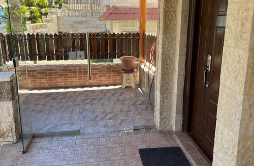 Suwailih Apartment | Tla Al-Ali, 2BR app, street-level, terrace - from German/Jordanian family.