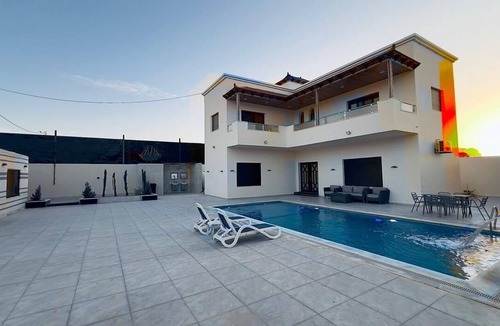 Wadi Rum Ski Chalet | Tranquil 3-bedroom chalet with AC in beautiful Wadi Rum