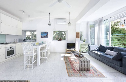 Tel Aviv Apartment | Tranquil Garden Retreat