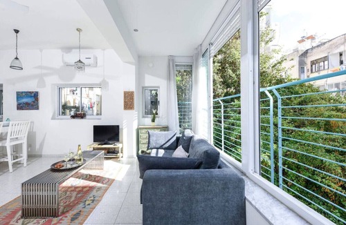 Tel Aviv Apartment | Tranquil Garden Retreat