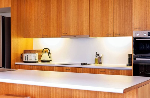 Macmasters Beach House | "Treetop Retreat" – Ocean Views & minutes to Beach