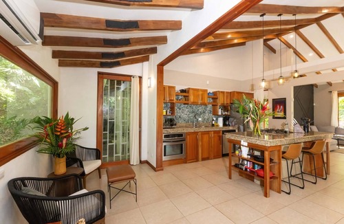 Quepos Villa | Tropical Casa Ventanas with private pool in MA