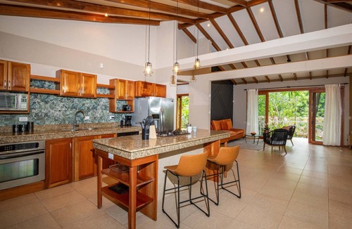 Quepos Villa | Tropical Casa Ventanas with private pool in MA