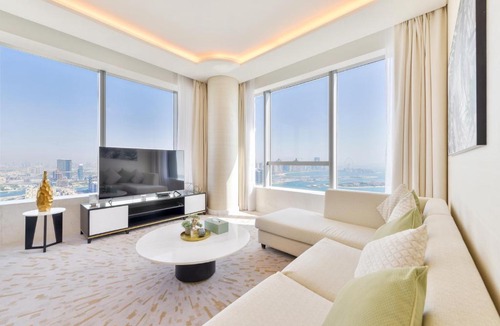 Palm Jumeirah Apartment | Ultra Luxury Palm Tower with Shared Hotel Facilities