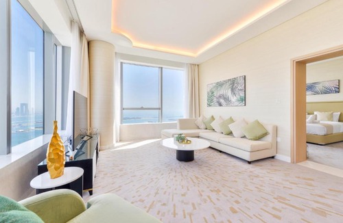 Palm Jumeirah Apartment | Ultra Luxury Palm Tower with Shared Hotel Facilities