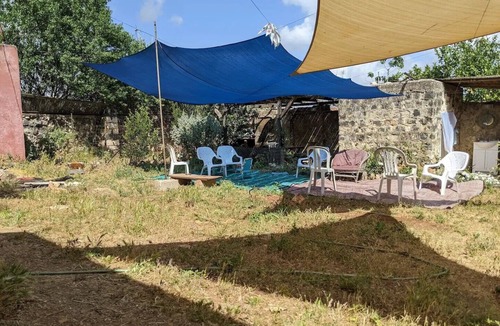 Rosh Pinna Apartment | Unique Galilee courtyard garden room in Rosh Pinna