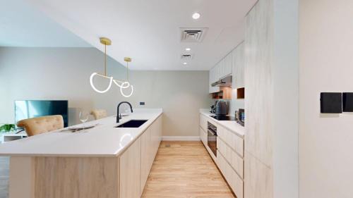 The Greens Apartment | Vacationer Holiday Homes l Modern 1 Bedroom l Aesthetic Interior l Free Wi-Fi