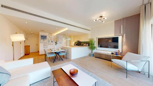 The Greens Apartment | Vacationer Holiday Homes l Upgraded Chic 2 Bed l Pool View l Free Pool, Gym Access