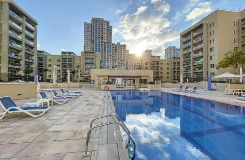 The Greens Apartment | Vacationer Holiday Homes l Upgraded Chic 2 Bed l Pool View l Free Pool, Gym Access