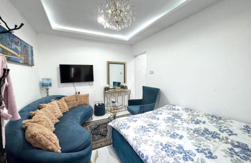 Abu Dhabi City Center Apartment | Velmora Villas room 14