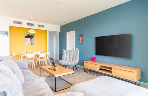 Nahariya Apartment | Vibrant Seaside Stay with Balcony