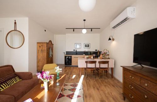Ein Hod Artists Village Apartment | Villa Hod Couples Suite with Hot Tub