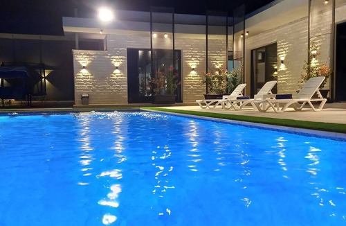 Al Rama Ski Chalet | Villa La Roche - Prime location, amenities & luxurious vibes
