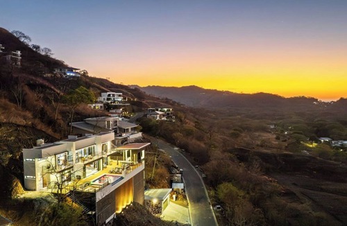 Coco Villa | Villa Mirador | Ocean View & Golf Cart Accessible