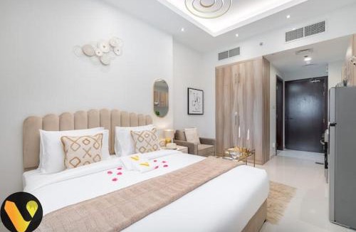 Dubai Sports City Apartment | Vogue Vacation Homes, Sports City Hera Tower Near First Avenue Mall, Studio Apartment with Balcony, Canal and City View, Access to all Amenities