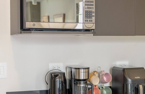 Rohrmoser Apartment | Volcano Sunrise 1009, new 1-bedroom apartment with rooftop pool & gym nr airport