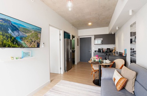 Rohrmoser Apartment | Volcano Sunrise 1009, new 1-bedroom apartment with rooftop pool & gym nr airport