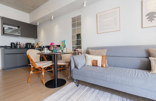 Rohrmoser Apartment | Volcano Sunrise 1009, new 1-bedroom apartment with rooftop pool & gym nr airport