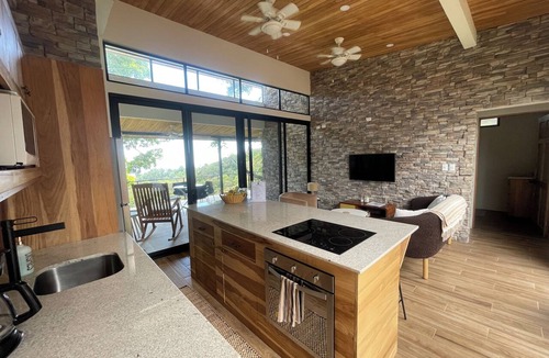 Jaco House | Wake to the birds, sleep to the sound of the waves