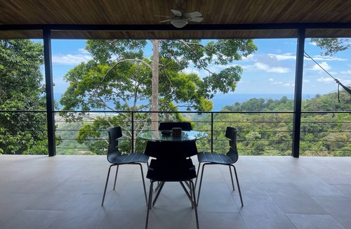 Jaco House | Wake to the birds, sleep to the sound of the waves