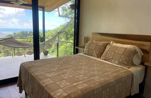 Jaco House | Wake to the birds, sleep to the sound of the waves
