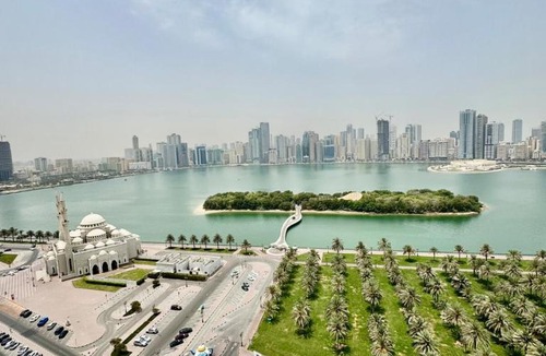 Al Majaz Apartment | Waterfront Modern loft overlooking downtown 3BR