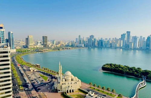 Al Majaz Apartment | Waterfront Modern loft overlooking downtown 3BR