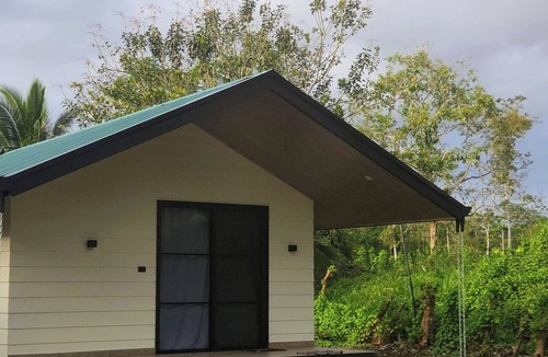 Chilamate Cabin | Welcoming Riverside studio cabina with AC & Hot shower Near Puerto Viejo