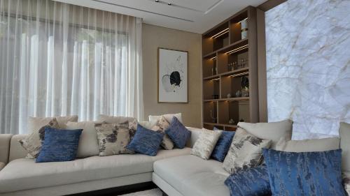 Palm Jumeirah Villa | World Class 6 BDR Villa In Signature Palm