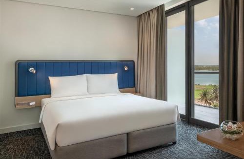 Abu Dhabi Resort | Yas Plaza Bay by IHG