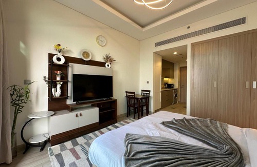 Jadaf Apartment | Yogi - Studio with Creek Views in Al Jaddaf & Pool