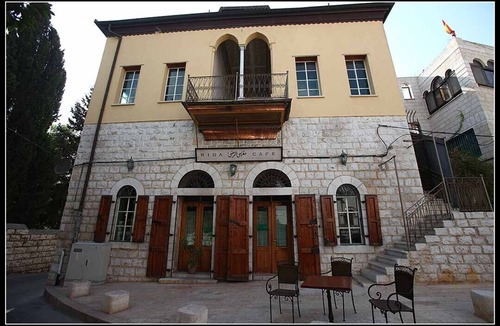 Nazareth Apartment | Zimmer Alreda one open space, wooden floor 120 years old QOTRAN wood columns