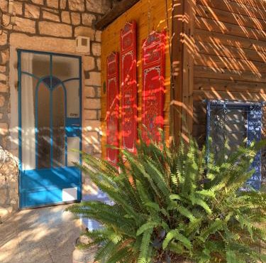בית האבן העתיק מ-1885 עם מגונית פרטית בחצר