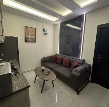 شقة أنيقة-غرفتين وصالة مع بلكونة Stylish 2-Bedroom Apartment with Balcony
